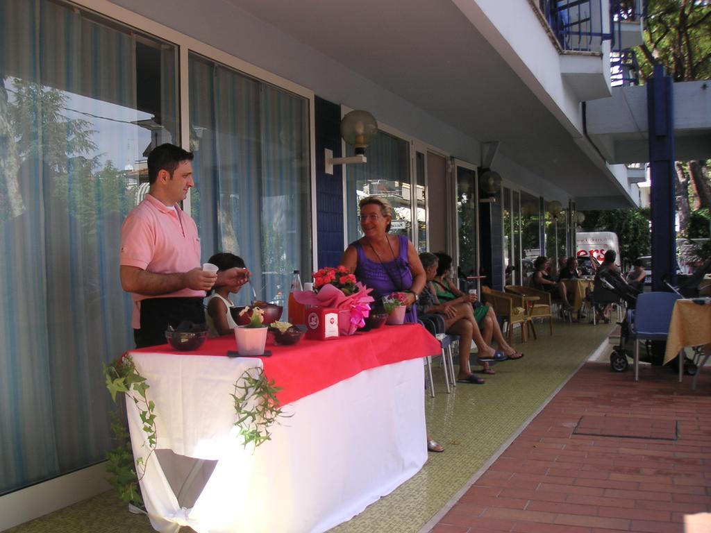 Hotel Canasta Riccione Extérieur photo